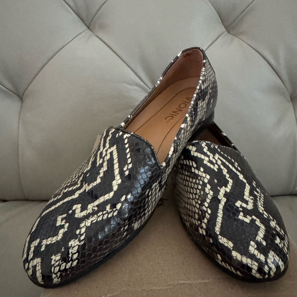 Vionic Willa flats / loafers in Boa, size 6